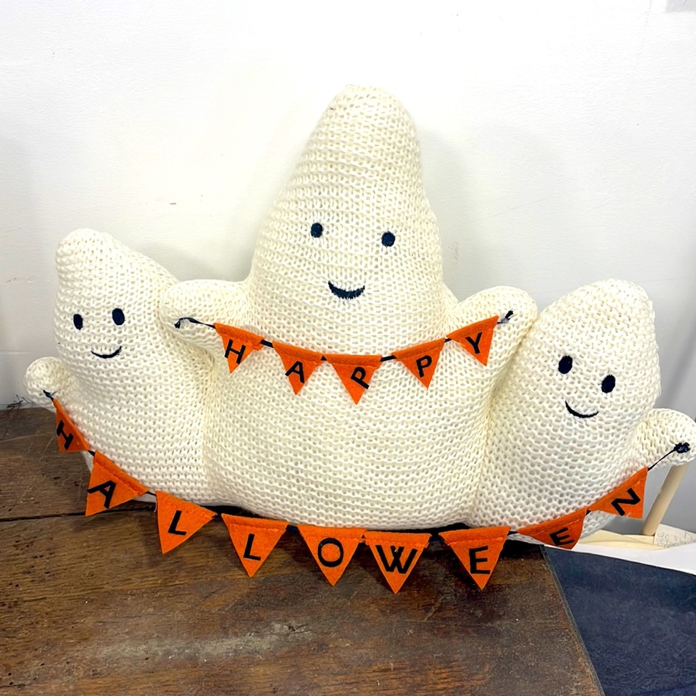 Knitted Halloween ghosts